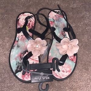 White Line flower thong sandals size 9